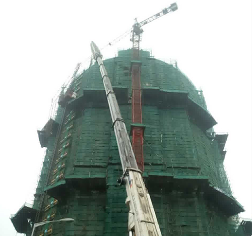 即墨吊车在工地上作业